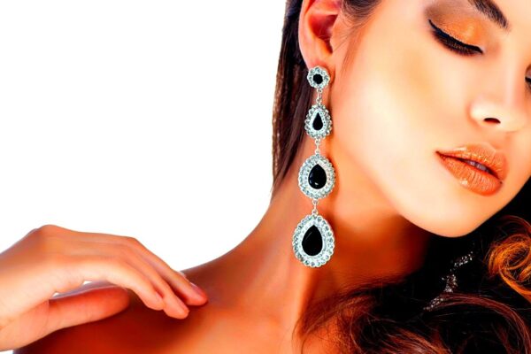 Matching Earrings with Modern Makeup Styles